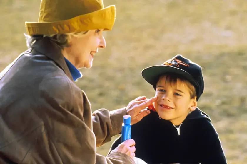 Kako pravilno koristiti sprejeve za sunčanje: Savjeti dermatologa za optimalnu zaštitu od UV zraka!