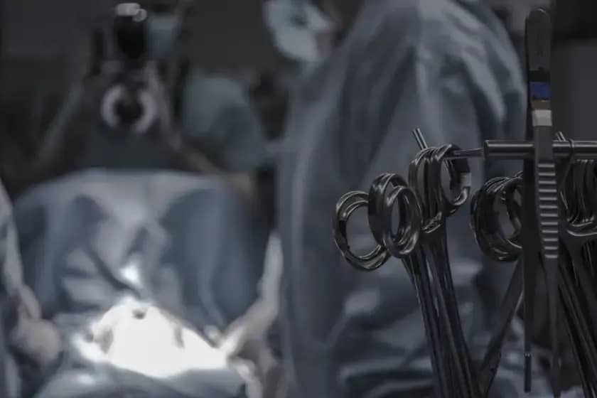 Neobičan medicinski slučaj: Veliki tumor kod tinejdžerke uspešno uklonjen u Valjevu!