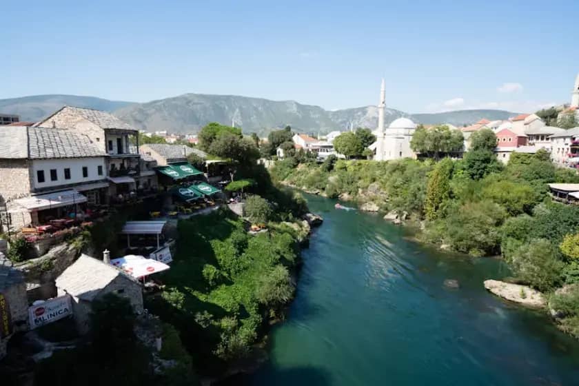 Hitno: Sječa stabala u Mostaru — park u Ulici kraljice Katarine betonira se za parking, građani bijesni