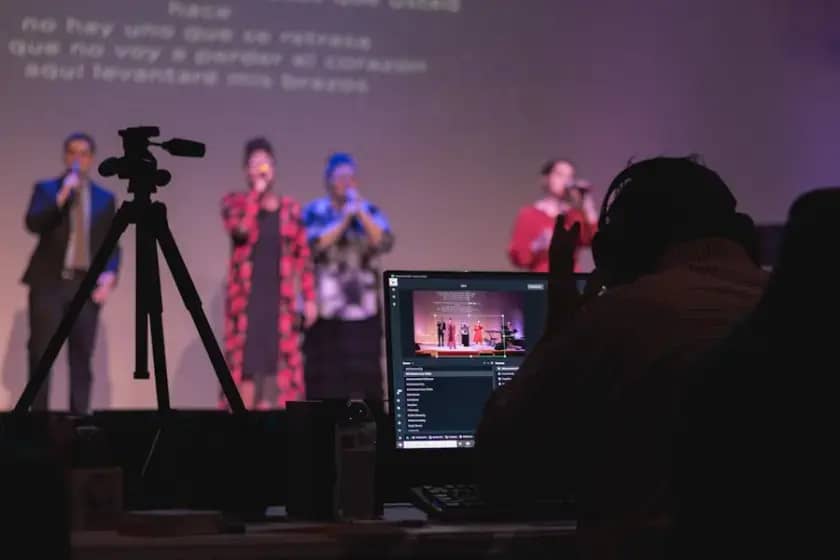 Premijerno u Mostaru: "Libera me" — moćan antiratni audiovizuelni performans Maje Zećo i Romana Stolyara