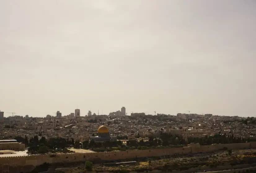 UŽAS U JERUSALIMU: Pucnjava na autobuskom stajalištu u sjevernom Jerusalemu — 5 poginulih, 12 ranjenih