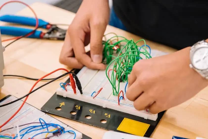 Učenici Elektrotehničke škole "Nikola Tesla" iz Banjaluke briljirali u Kalugi: Pavle Trnić i Dragan Dobrijević osvajaju nagrade u elektronici i optoelektronici