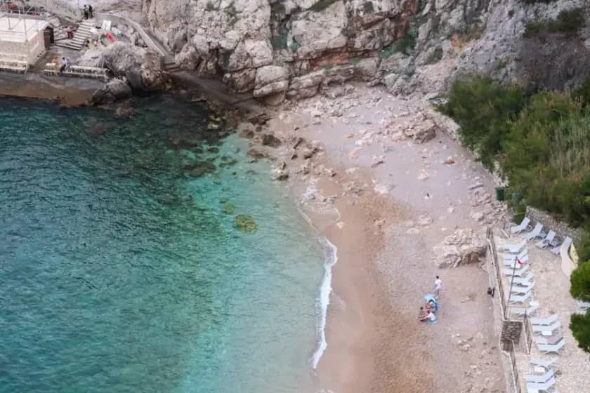 Šok u Dubrovniku: Državljanin BiH masturbirao na plaži Babin Kuk — uhićen i osuđen na 15 dana