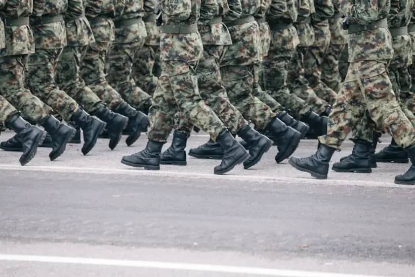Obavezno služenje vojnog roka u Srbiji zapelo: prazne vojarne, vojna parada i otpor mladih