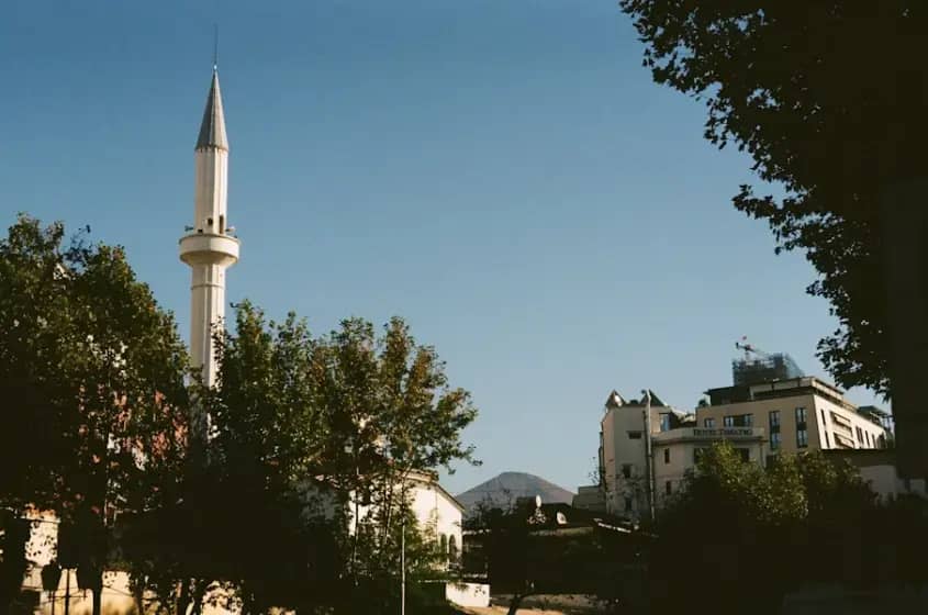 Mostar 1991–1992: Dolazak JNA, agresija i opsada — granatiranje, HVO i oslobađanje desne obale Neretve