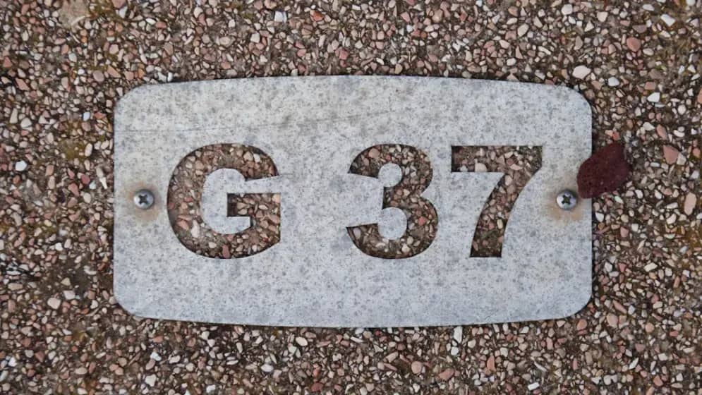 Prvo mjerenje izbacivanja crne rupe GW190412: gravitacioni talasi otkrivaju kick i brzinu 31 milja/s