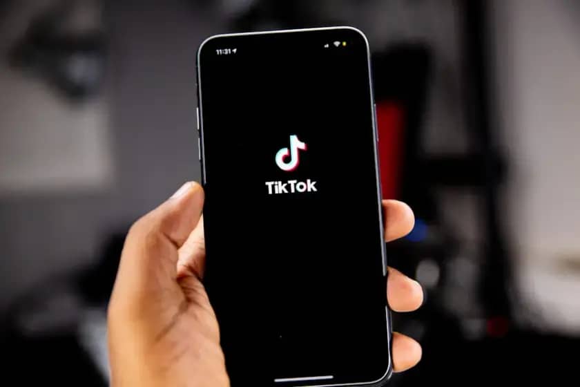 Šok otkriće: TikTok AI avatari iskorištavaju glumce — Scott Jacqmein zaradio samo $750 dok njegovo lice služi lažnim oglasima