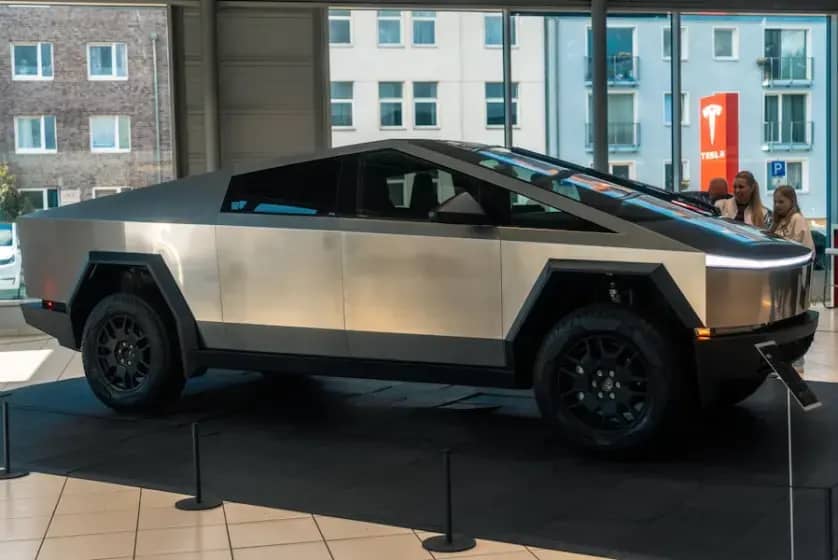 Labubu na Tesla Cybertrucku: kako nasmijani monstrumi preobražavaju omraženi Cybertruck