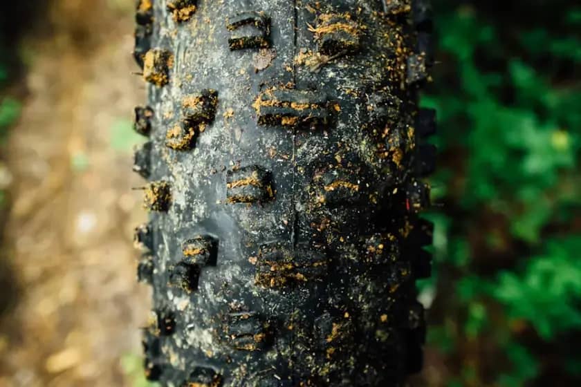 Šokantno otkriće: Gume automobila glavni izvor mikroplastike u vodama — biochar filter smanjuje zagađenje 97%