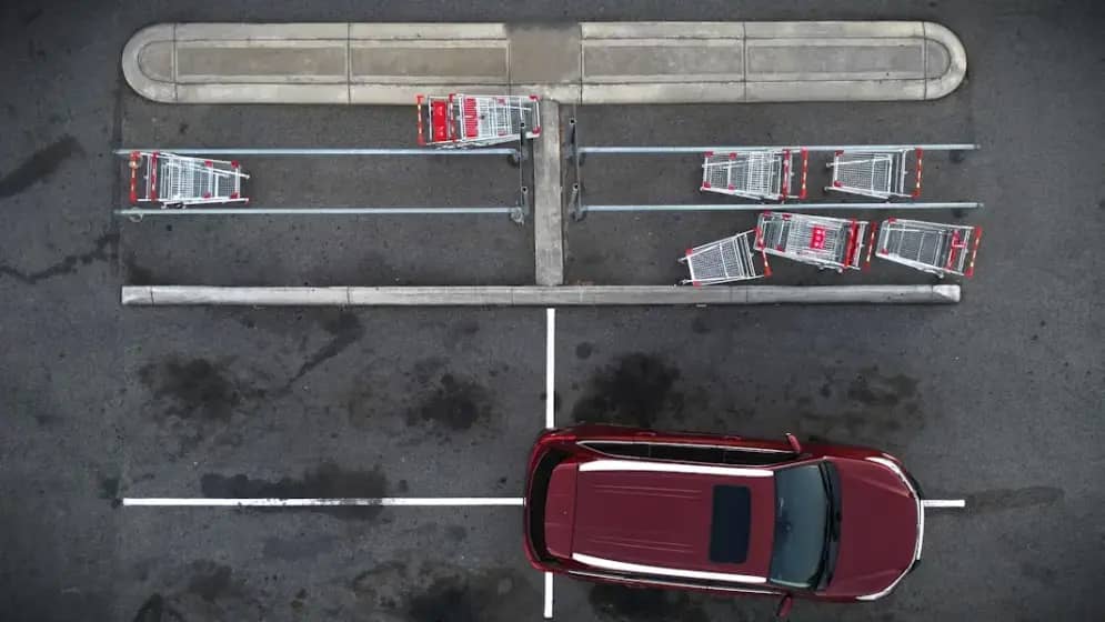 Šok u parkingu: Tesla Robotaxi zaglavio i kruži minutima dok teleoperator interveniše