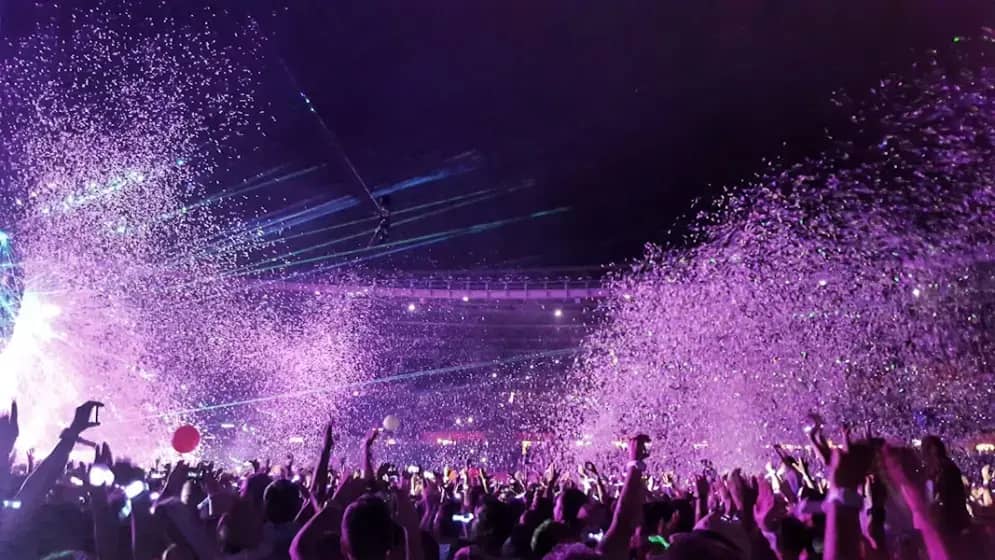 Skandal: CEO AI kompanije uhvaćen u aferi na Jumbotronu tokom Coldplay koncerta — ostavka i otpremnina