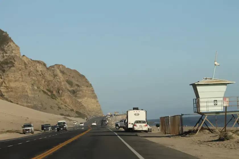 Šok u San Diegu: Tesla Model Y udara motociklistu pri 126 mph — 22-godišnjak optužen za ubistvo i napad