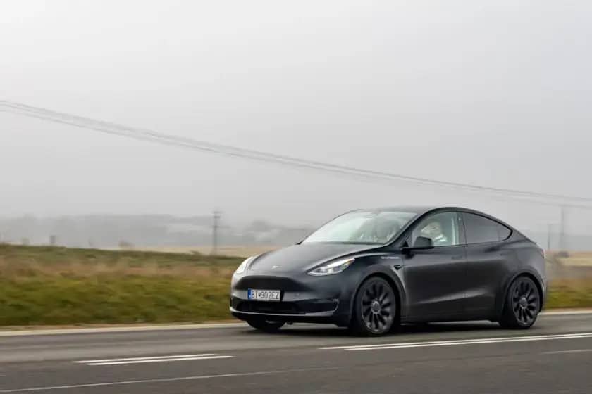 Šok na I-5: Tesla Model Y proboden zaštitnom ogradom — vozač preživio uz lakše povrede, pitanja o lane assist i cruise control