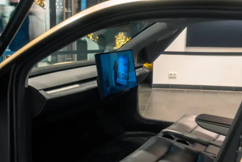 Tesla Robotaxi ostavila YouTuberku u oluji u Austinu — novi problemi autonomne vožnje Elona Muska