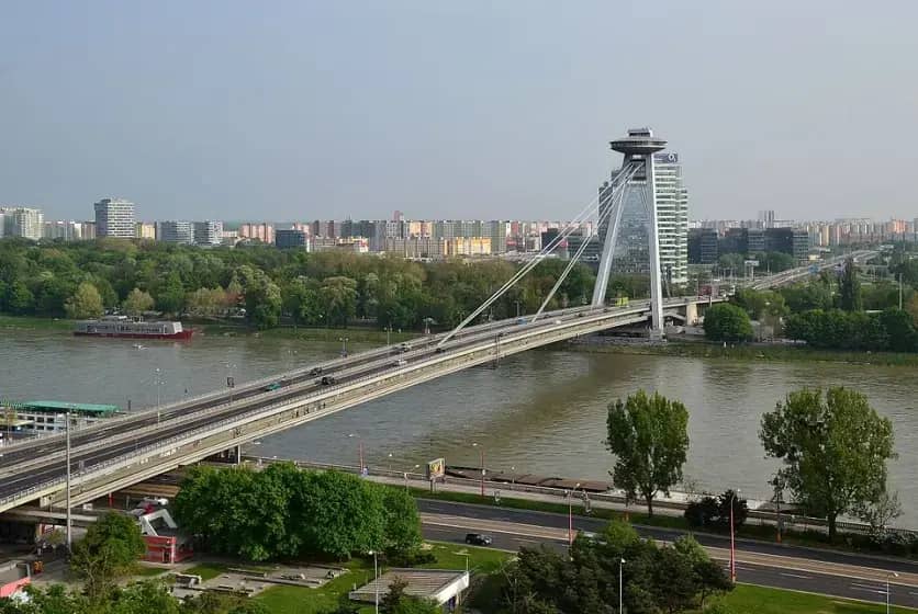 Darko Banjac donirao 3 smart televizora Osnovnoj školi 'Sveti Sava' u Kozarskoj Dubici — velika donacija Narodne partije Srpske