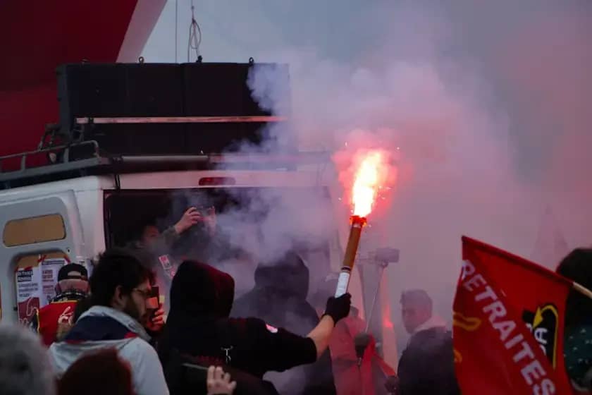 Šok u Humskoj: Vječiti derbi Partizan – Crvena zvezda prekinut zbog gustog dima sa južne tribine