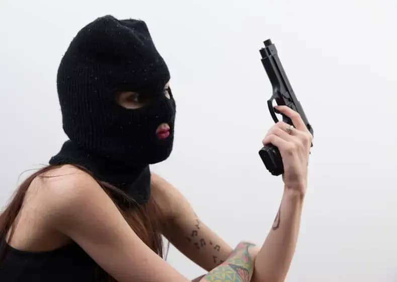 Hitno: Oružana pljačka na benzinskoj crpki Hifa Petrol u Konjicu — maskirani napadač s pištoljem ukrao novac
