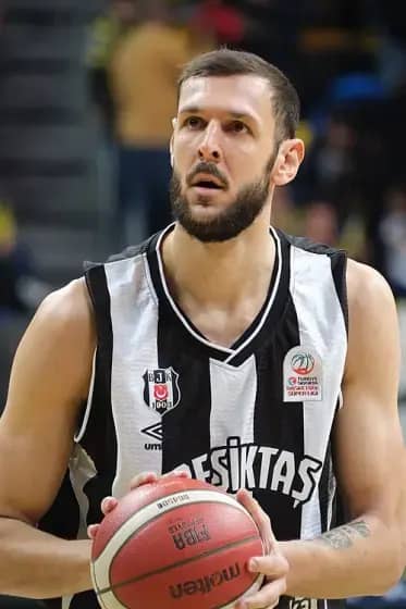 uroš plavšić se vraća u crvenu zvezdu, novo pojačanje stefan miljenović iz mege