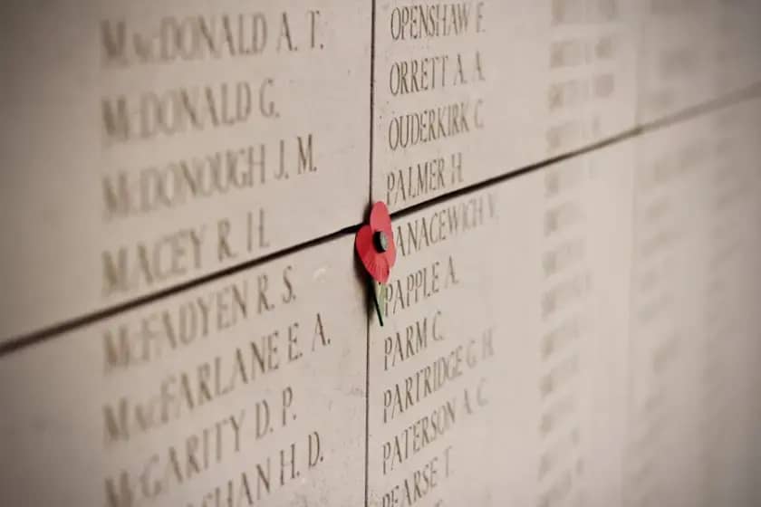 Više od 600 fotografija srpskih žrtava postavljeno uz put Bratunac-Potočari-Srebrenica: Prava istina o stradanju Srba u srednjem Podrinju