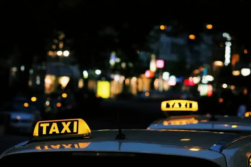 Usvojene Izmjene Zakona o Bezbjednosti Saobraćaja: Taxi Vozilima Dozvoljeno Kratko Zaustavljanje na Stajalištima Javnog Prevoza u BiH