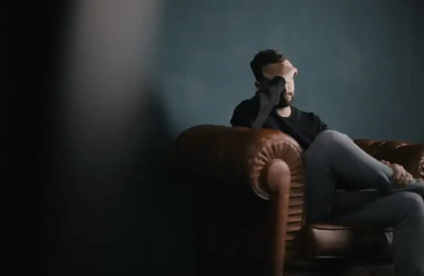 Anksioznost i bol u grudima: Kako prepoznati emocionalne uzroke i ublažiti simptome