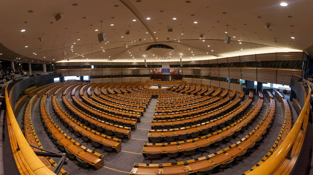 Narodna skupština RS odbila dnevni red o stanju u javnim preduzećima dok debates migranata izaziva kontroverze