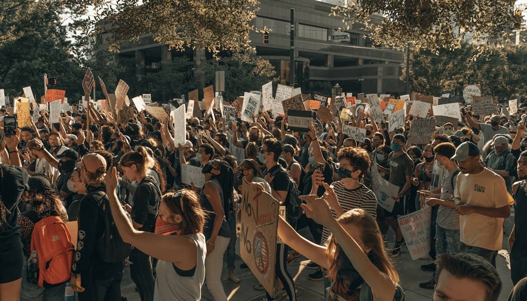 četvorka uhapšena u turskoj zbog kontroverznog karikatura proroka muhameda izazvala proteste i debatu o slobodi štampe
