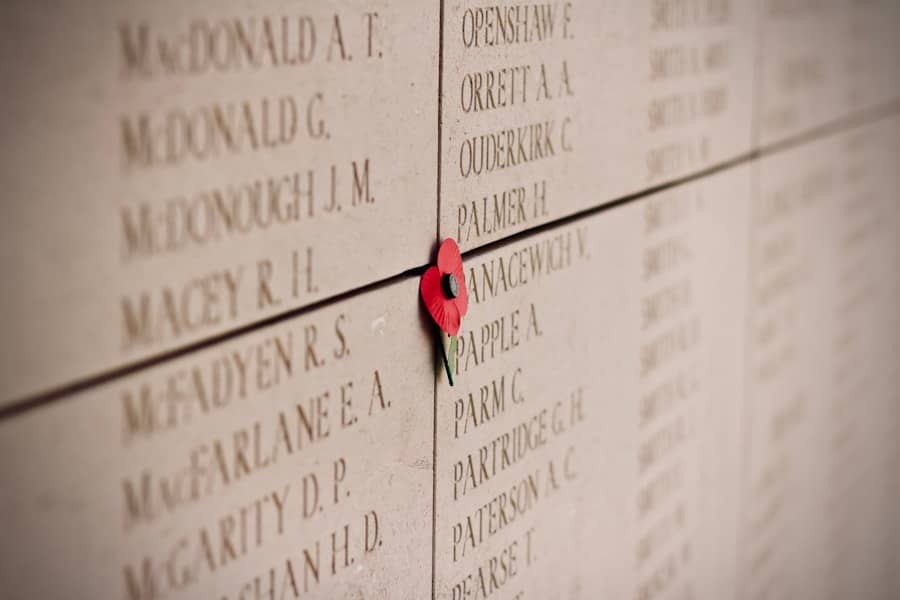 Više od 600 fotografija srpskih žrtava postavljeno uz put Bratunac-Potočari-Srebrenica: Prava istina o stradanju Srba u srednjem Podrinju