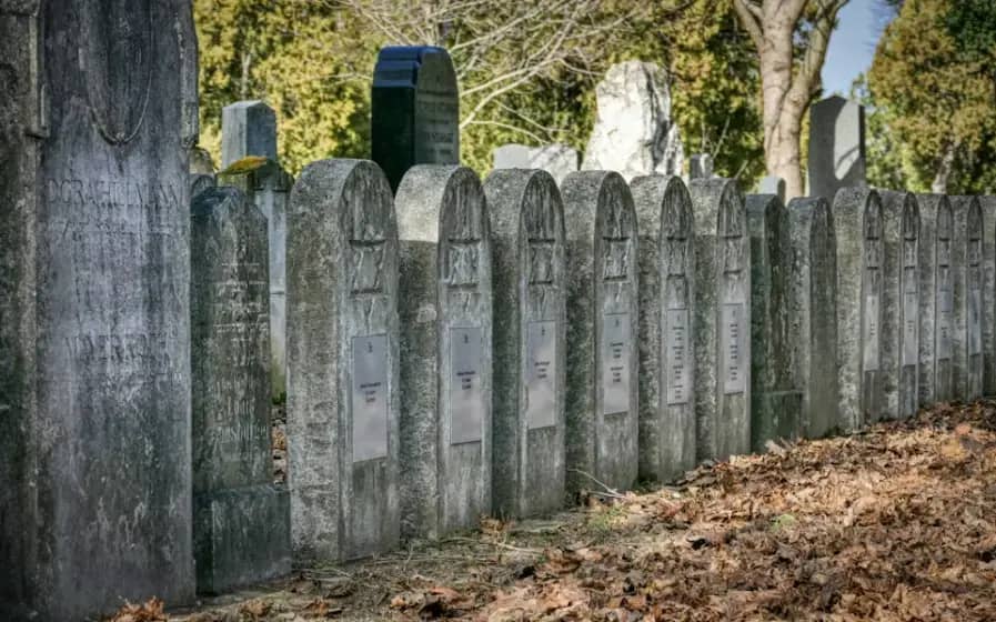 Međureligijsko vijeće BiH osudilo skrnavljenje Židovskog groblja i napad u Mostaru: Traže hitnu istragu i sankcije