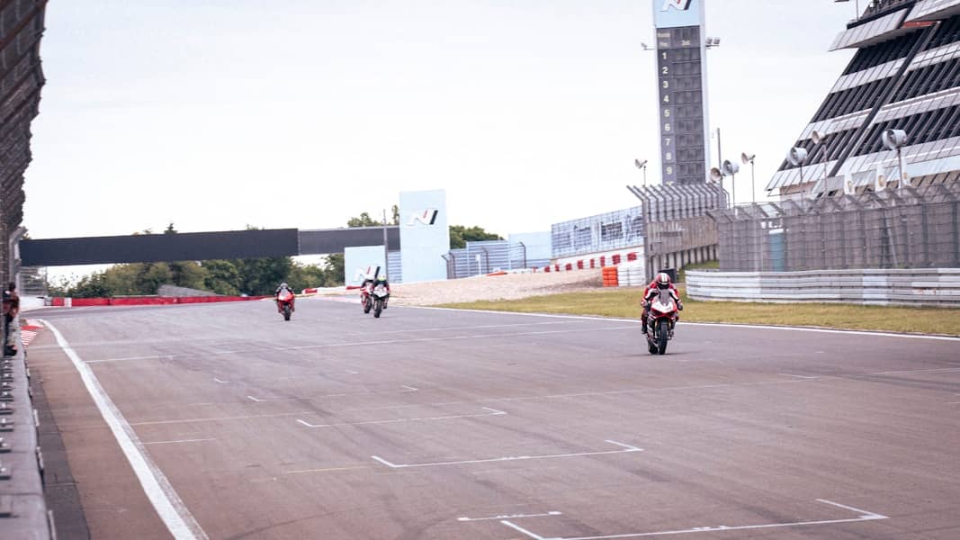 Mark Markez dominira Moto GP šampionskom trkom sa savjetima od Danija Pedrose i Valentina Rosija