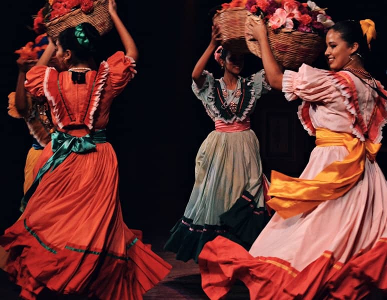 Spektakularno zatvaranje Mostarskog ljeta 2025: Folklor i savremeni ples oduševili publiku na Trgu Musala
