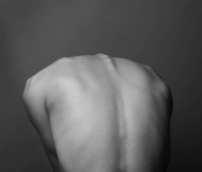 Bol u donjem desnom dijelu leđa: otkrijte uzroke, simptome i kada se obratiti ljekaru