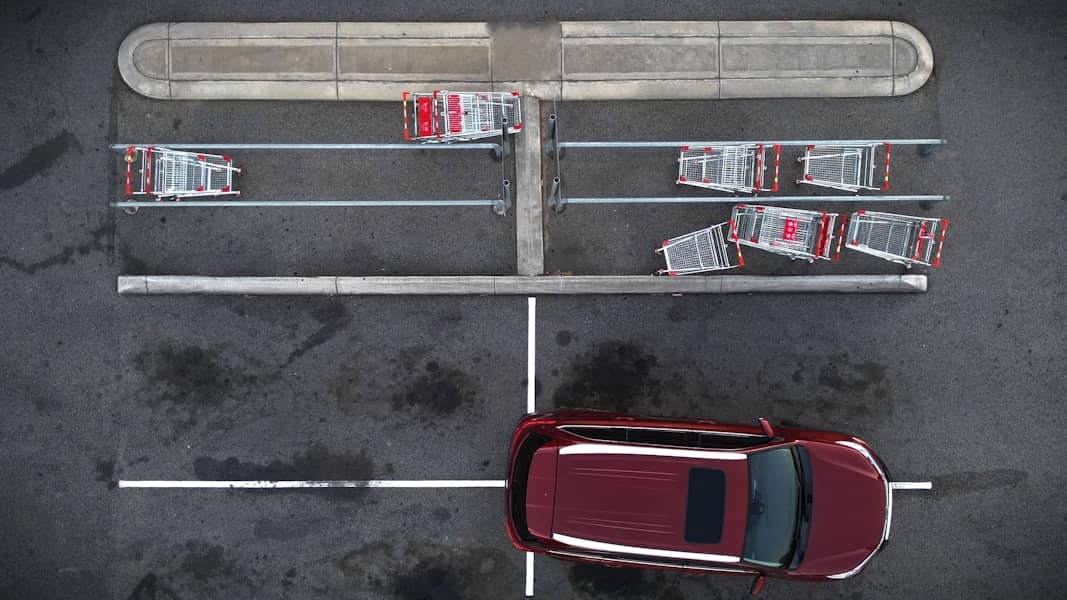 Šok u parkingu: Tesla Robotaxi zaglavio i kruži minutima dok teleoperator interveniše