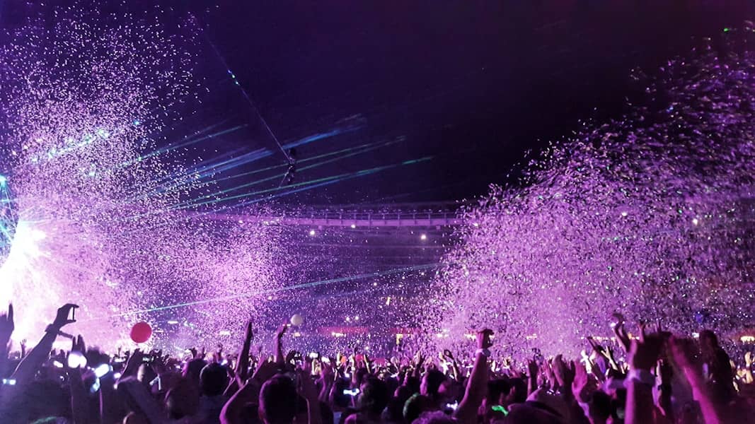 Skandal: CEO AI kompanije uhvaćen u aferi na Jumbotronu tokom Coldplay koncerta — ostavka i otpremnina