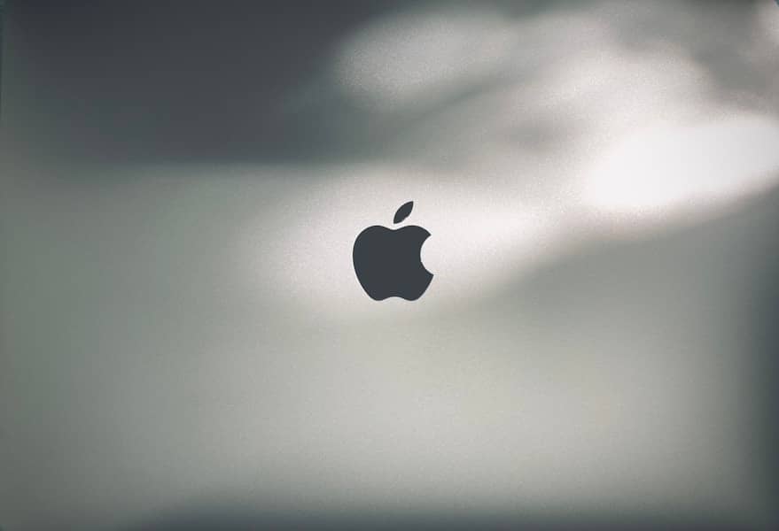 Šok: Apple odustaje od sopstvenog AI Siri-ja — pregovori s OpenAI i Anthropic nakon kašnjenja iPhone 16 obećanja