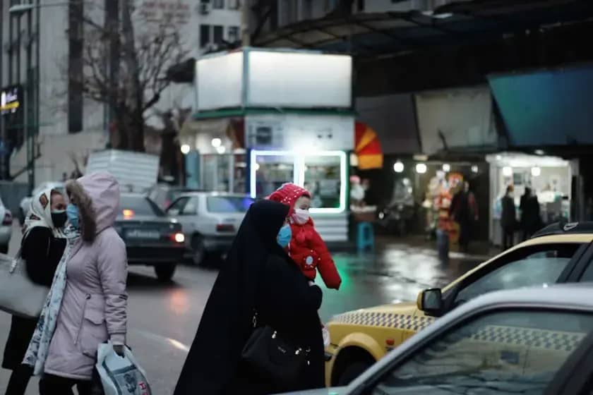 Žene u Teheranu probijaju zabranu: Vožnja skutera u Iranu postaje simbol slobode, protiv hijaba i saobraćajnog haosa