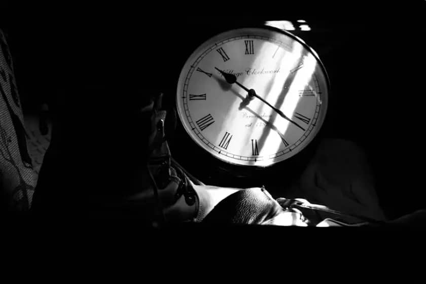 Otkriveno zašto se budite nekoliko minuta PRE alarma — cirkadijalni ritam, biološki sat i savjeti za buđenje bez alarma