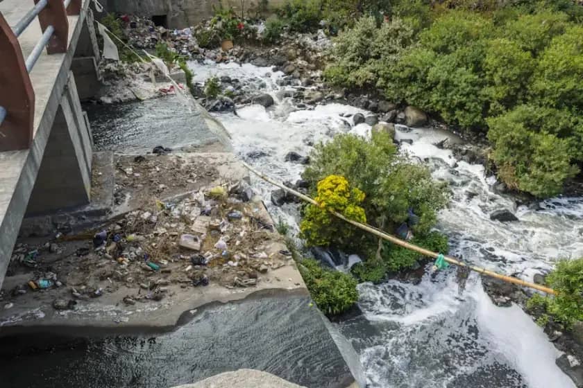 Ekološka katastrofa u Zvorniku: Zagađenje rijeke Sapne fabrike Nova Alumina izaziva pomor ribe i ogorčenje građana