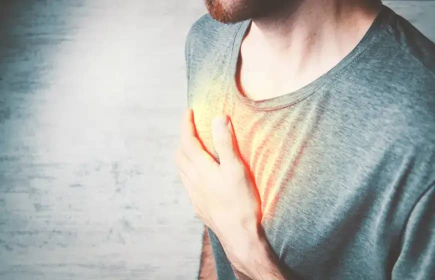 Bol u grudima: Kada je signal za infarkt i kako pružiti prvu pomoć kod srčanog udara