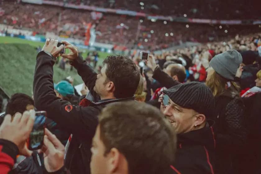 Marko Arnautović dirnut emotivnim dočekom navijača Crvene zvezde na Marakani uz koreografiju i baklje