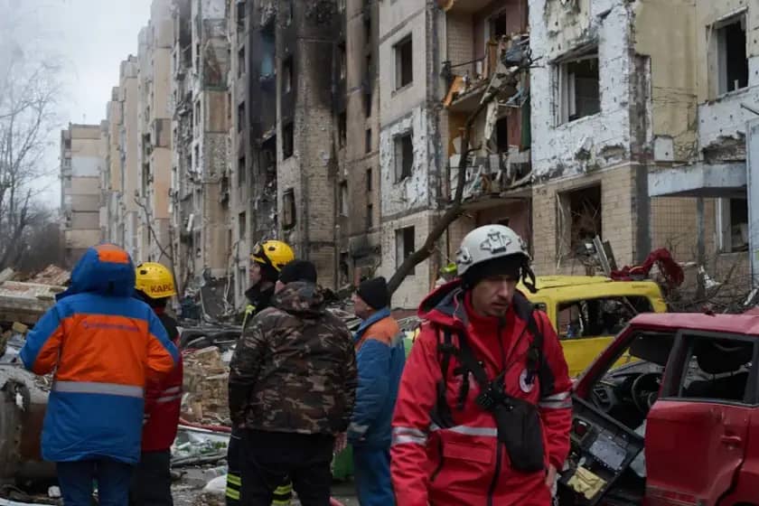 Razorni ruski napad na Kijev: 28 poginulih, srušena devetospratnica nakon masovnog granatiranja