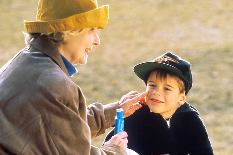 Kako pravilno koristiti sprejeve za sunčanje: Savjeti dermatologa za optimalnu zaštitu od UV zraka!