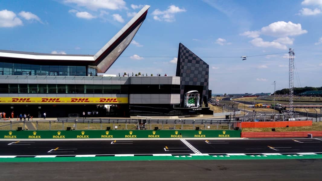 Maks Ferstapen osvaja pol poziciju na Silverstonu uz napetu borbu i neočekivane iznenađenja u kvalifikacijama F1