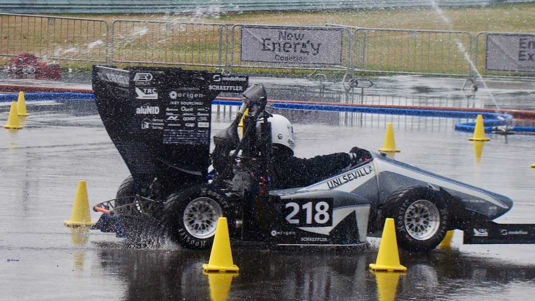 Drama u Silverstonu: Jaka kiša prekida trku Formule 1, Pjastri vodi, Verstapen i Noris prate