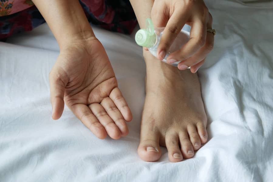 Kako Sprečiti i Lečiti Oboljenja Stopala kod Dijabetičara: Simptomi, Komplikacije i Prevencija
