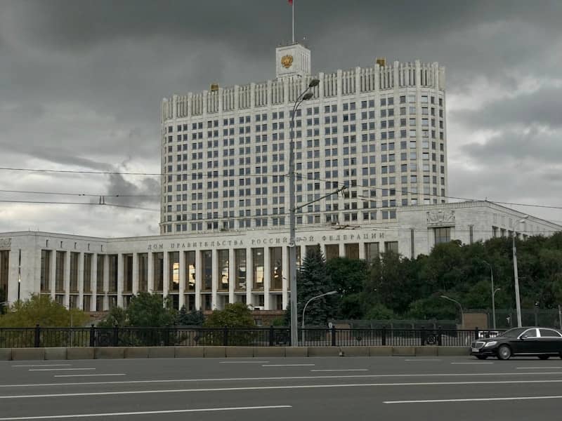 Kijev pogođen masovnim ruskim napadom dronovima: vladina zgrada oštećena, diplomate obišle spaljene kancelarije