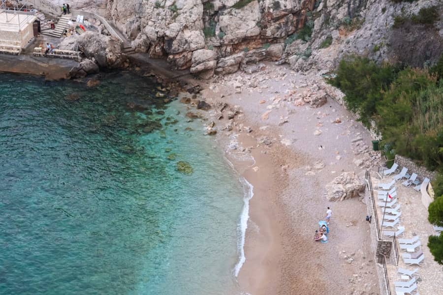Šok u Dubrovniku: Državljanin BiH masturbirao na plaži Babin Kuk — uhićen i osuđen na 15 dana