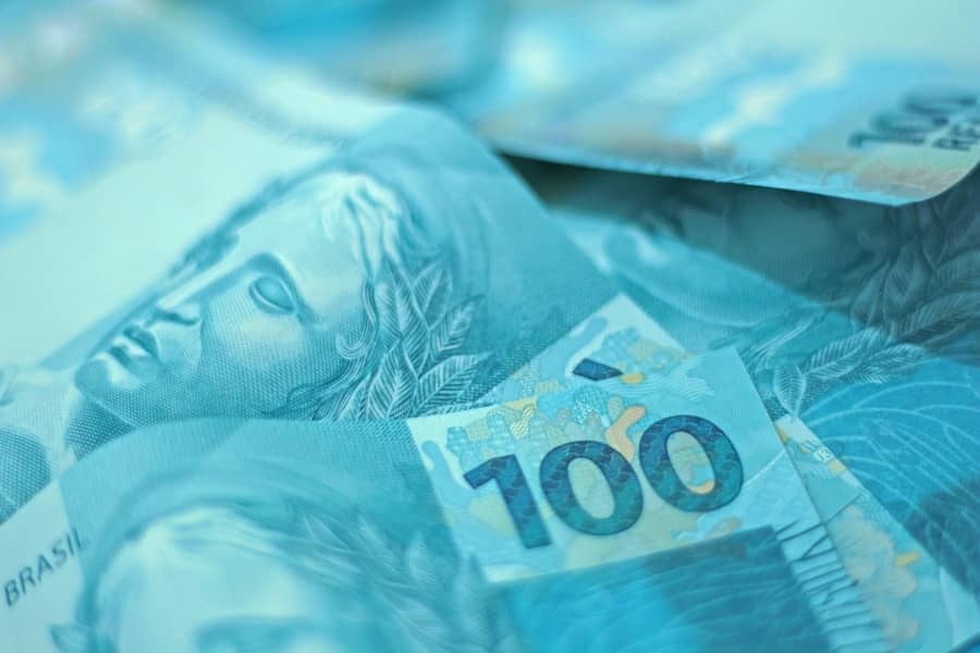 Prosječna neto plaća u BiH u srpnju 1.601 KM — godišnji rast 14,8%, mjesečni 2,0% i sektorski prikaz