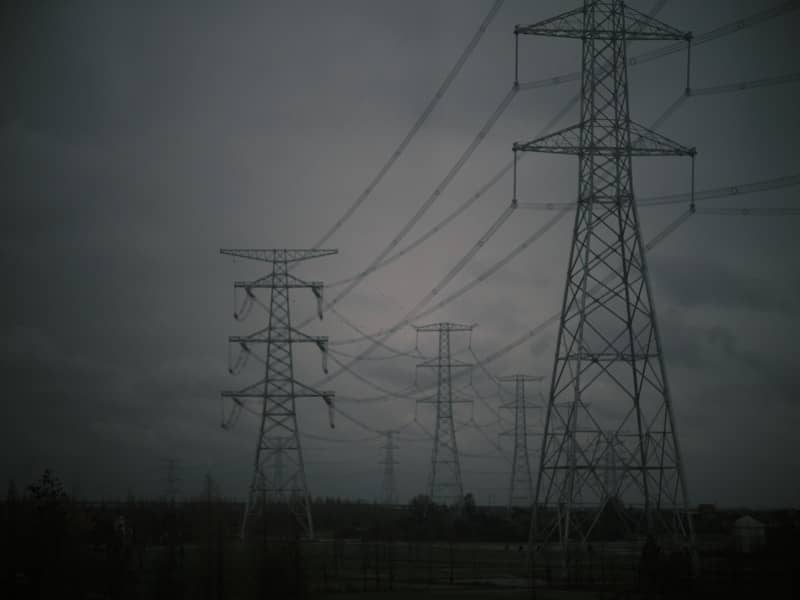 Američka električna mreža na ivici kolapsa: PJM, rekordne cijene struje, AI i napadi na vetropark