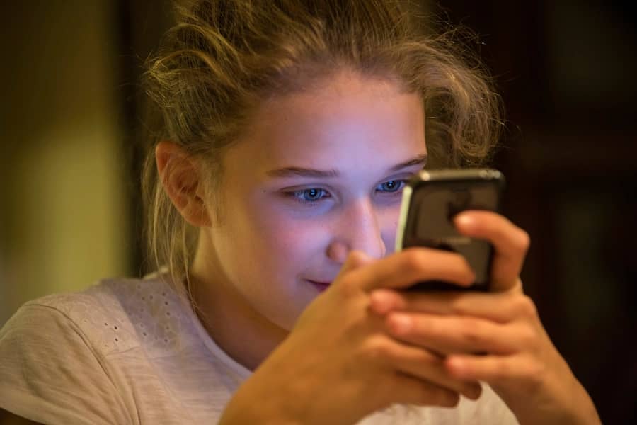 Polovina američkih tinejdžera koristi AI saputnike: Kako chatboti kradu razmišljanje i ugrožavaju mentalno zdravlje